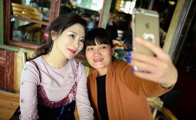 英国网友热议：猜猜这个中国女人多少岁？魅力母亲！