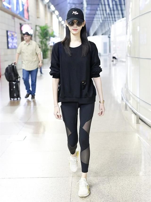 蔡依林机场秀身材，穿蕾丝吊带撞上奚梦瑶却不输，这美背我服！