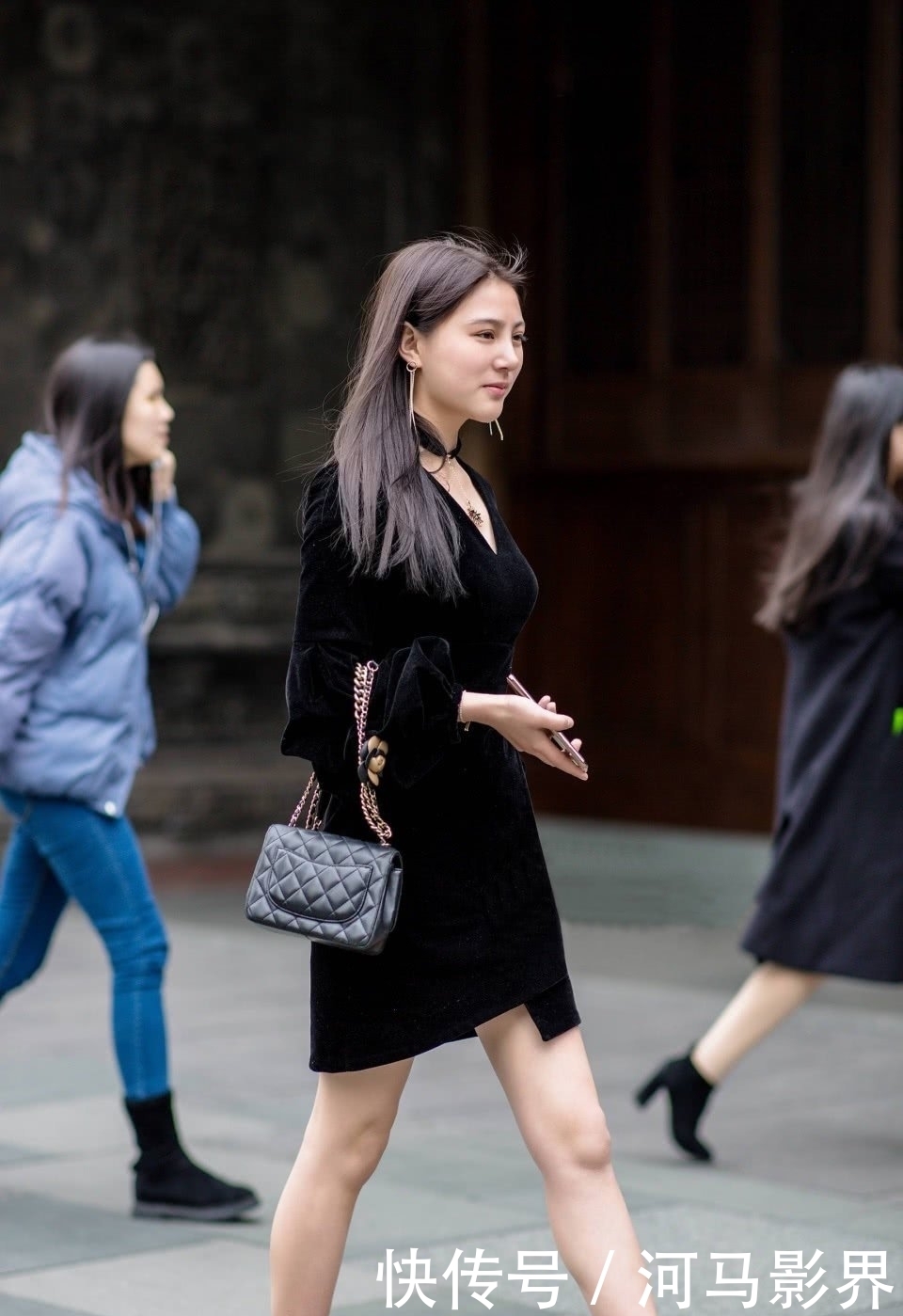 美女|街拍美女时尚有型的小姐姐,飘逸的连衣裙,彰显女神的气质