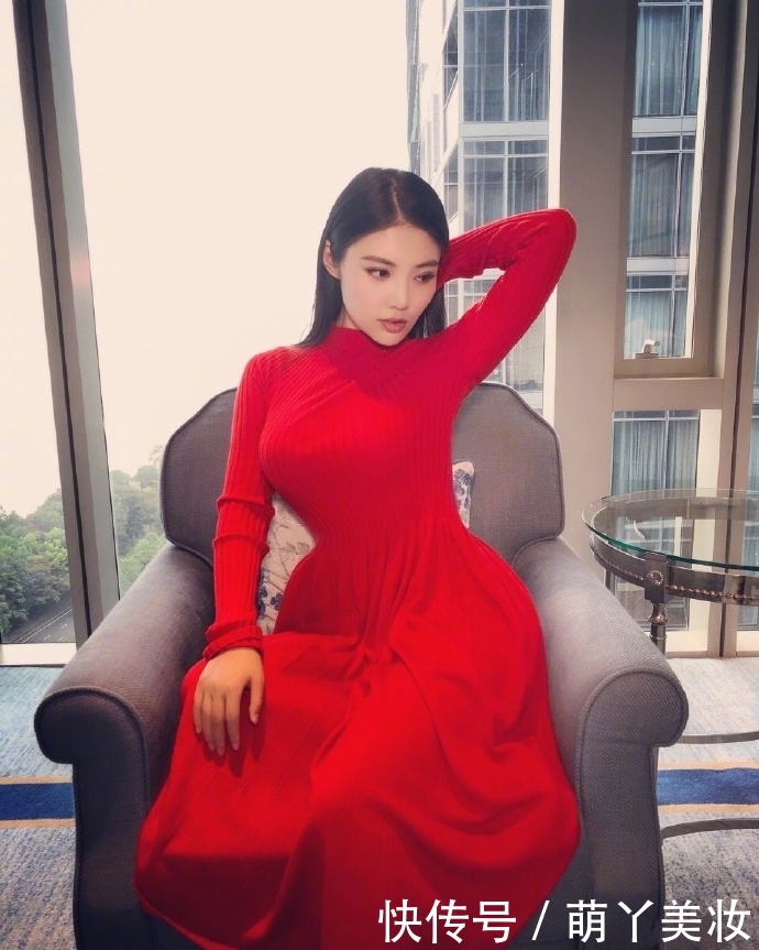 徐冬冬穿红色连衣裙，还要在外裹一层塑料袋，这样真能防雨吗？