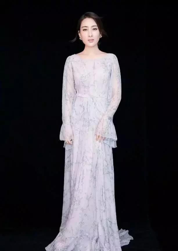 马苏真敢穿,穿件透明“钢丝”上衣走机场,回头率百分之二百!