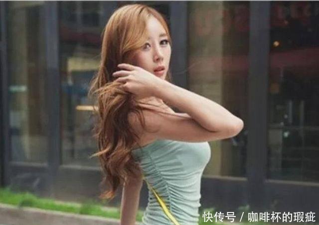 美女驾到!小姐姐的绿色紧身鱼尾裙如此惊艳,但是鞋子却很尴尬