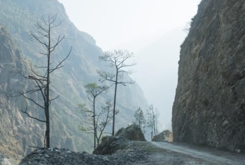 实拍从尼泊尔到中国的道路：一百多公里耗时六个小时，一路提心吊