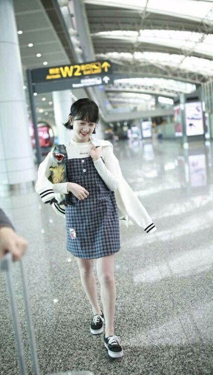 没看李子璇穿超短裤还不知道，她的腿居然这么粗!网友:不勒吗?