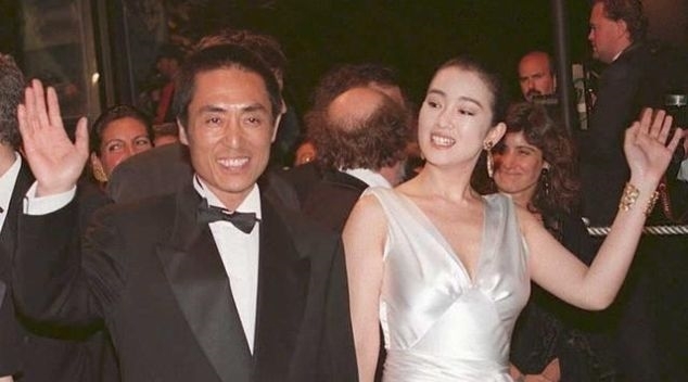 『巩俐』为了巩俐,张艺谋抛弃原配肖华,肖华现在过得怎么样了?