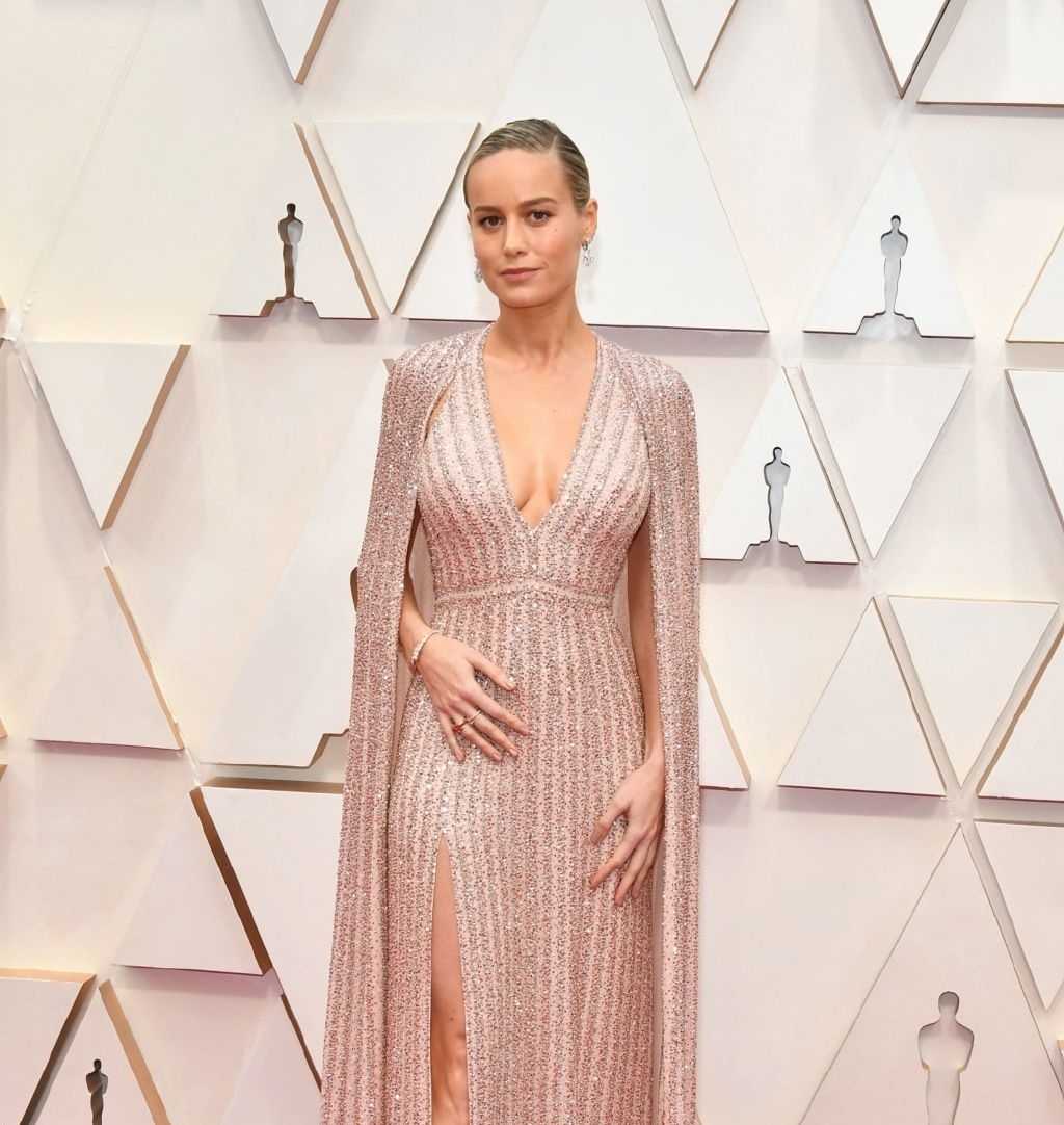 「不少」“惊队”布丽·拉尔森现身活动!容颜虽憔悴不少,身材却让人惊艳