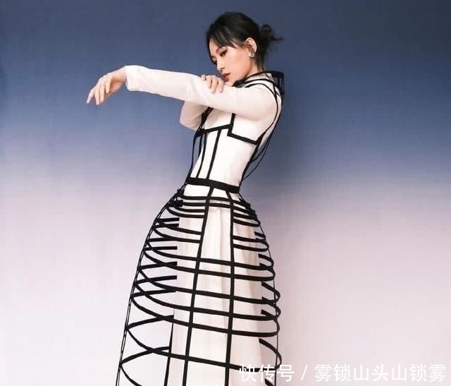  [短T恤]周笔畅真敢穿，白色打底的黑色框架excel裙帅气个性，自带公主风