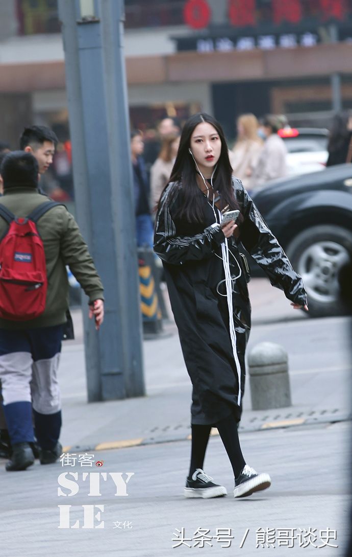 重庆街拍，黑色皮大衣搭配黑色紧身裤，可美丽可酷帅系列!