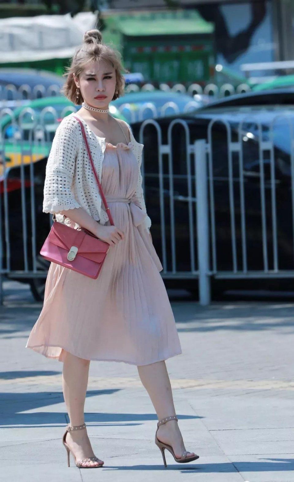 粉色吊带连衣裙搭配棕色高跟鞋，羞花闭月少女之心