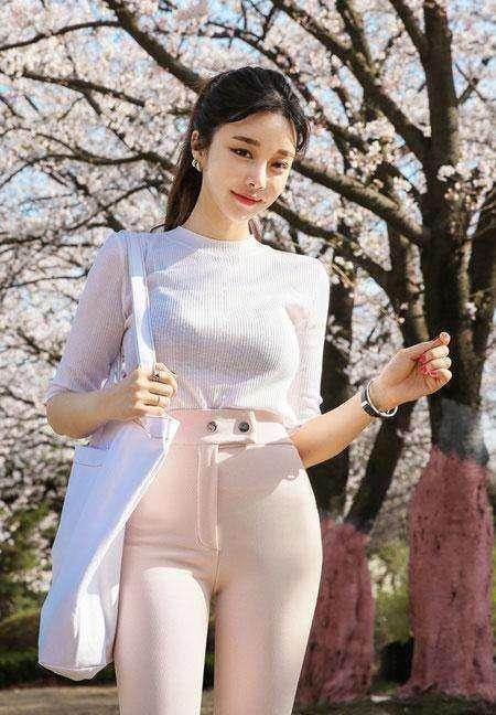 街拍：紧身牛仔裤青春有气质的装扮，展现出靓丽的身材！