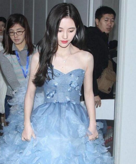 鞠婧祎吴昕同框身高一样，吴昕仪态太差不及“亲王妃”一半美