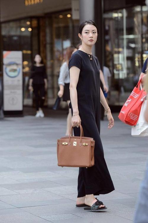 街拍，时尚小姐姐穿小黑裙，皮肤白皙，不能忽视的是她的颜值