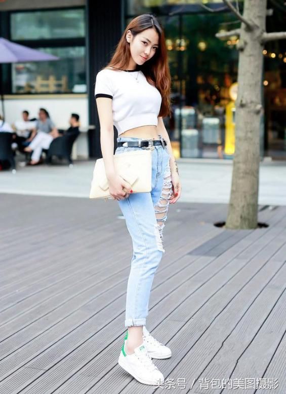 街拍路人，小姐姐身穿长款白色雪纺衫，怎么看都显得清新甜美