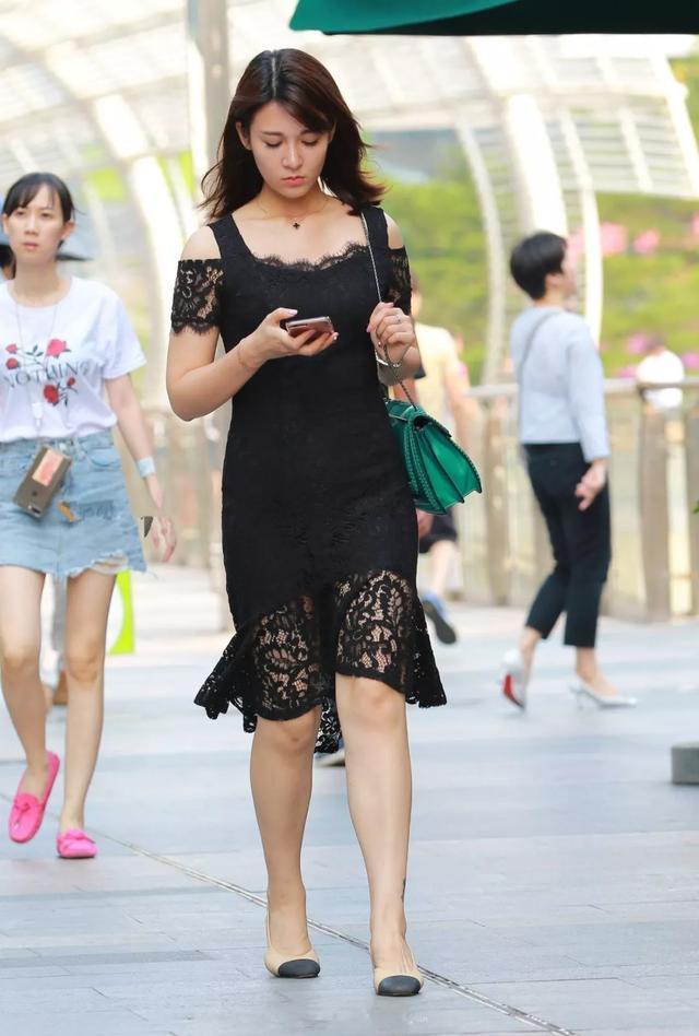  『美女』街拍：美女脚上搭配一双格子的粗跟高跟鞋，非常的有小清新的甜美气息
