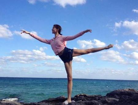 Skr!“萌妃”金晨秀超高难度一字马 网友：确实可以卖艺了！