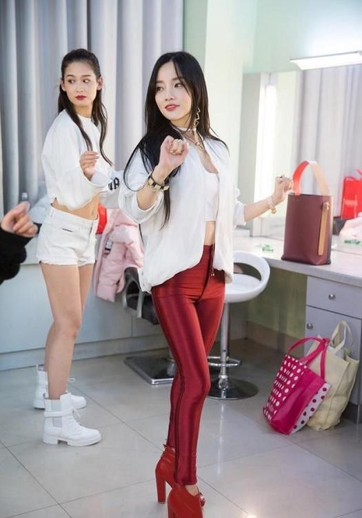 李小璐真敢穿！这么紧的皮裤都要硬塞，肉都快勒出来，网友：真丑