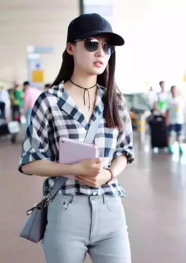 李沁穿着变大胆，衣服挺俏皮，网友：哪都好，就是腰部赘肉暴露了