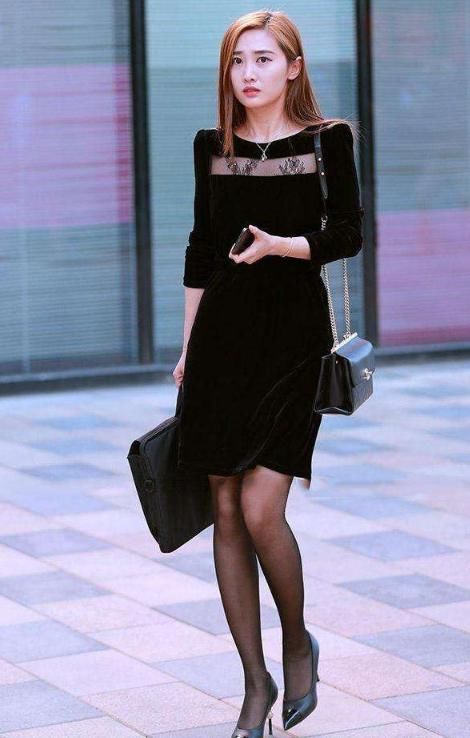 街拍：紧身衣配紧身包臀牛仔裤，美丽而又丰满的小姐姐容颜妩媚