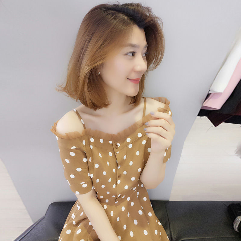 显瘦锁骨杀，一字肩连衣裙优雅更性感，衬托女性的儒雅韵味