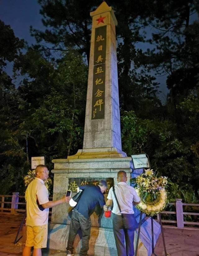  「钟先生」抗日烈士纪念碑遭涂污香港市民连夜清理，称不能让烈