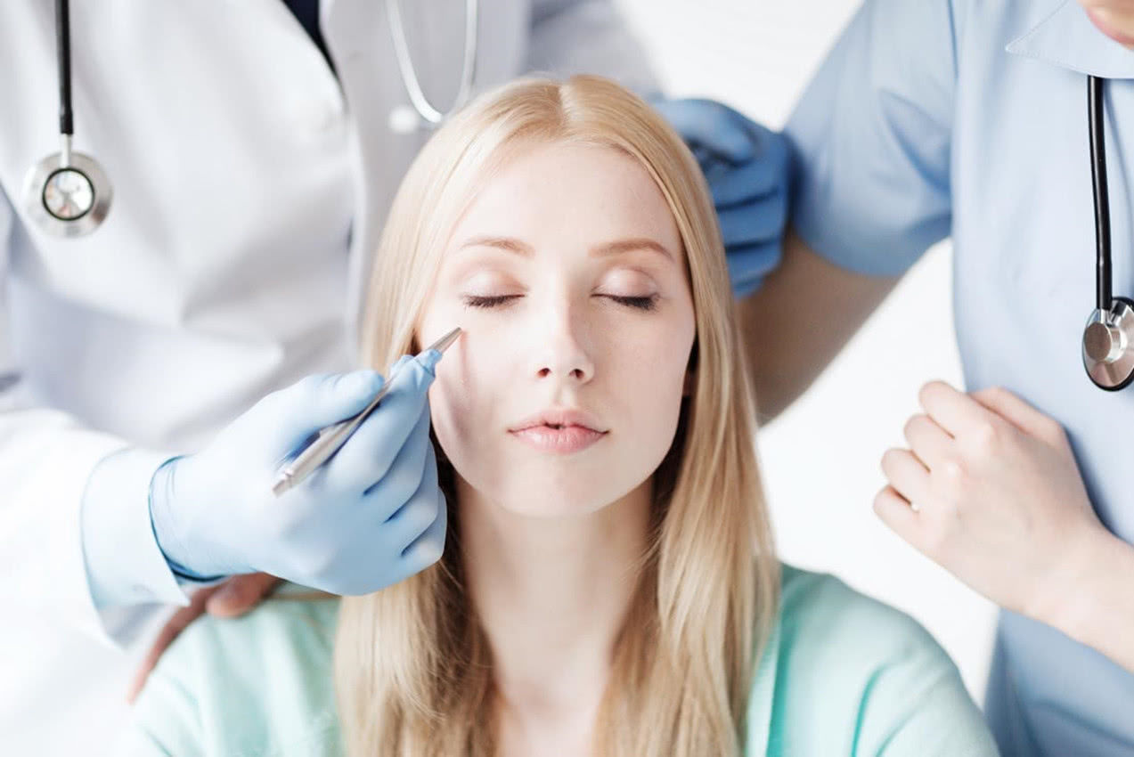 女子花费近14万整容,“只能站不能做”担心填充物会爆炸