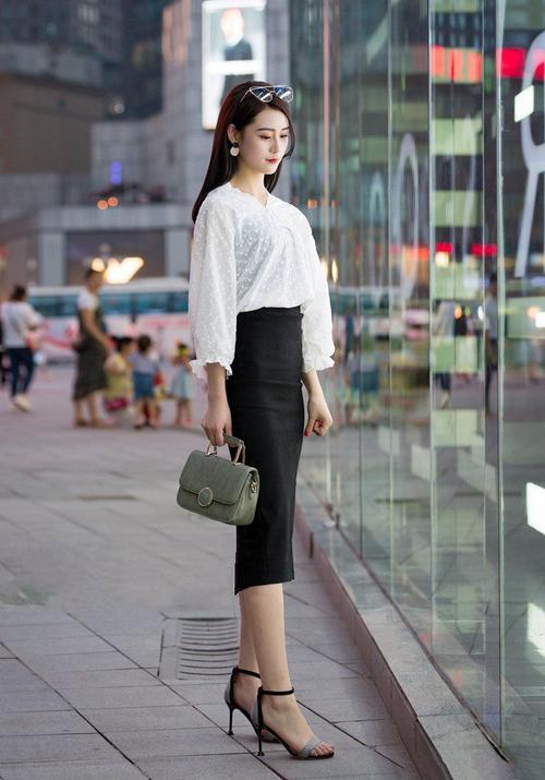 街拍：身材好到不行，穿得时尚又有气质，如此美女真心耐看！