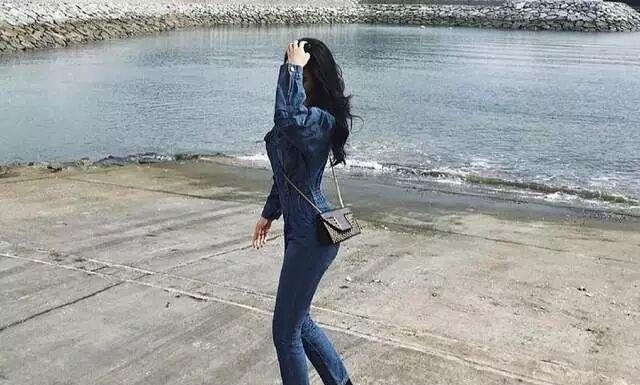 「连体」潮流的连体牛仔裤美女,曼妙身姿令人牵挂!