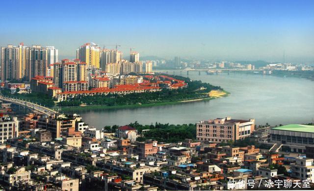 东莞面积最小的镇, 拥有地铁站和火车站, 是广东四大名镇之一