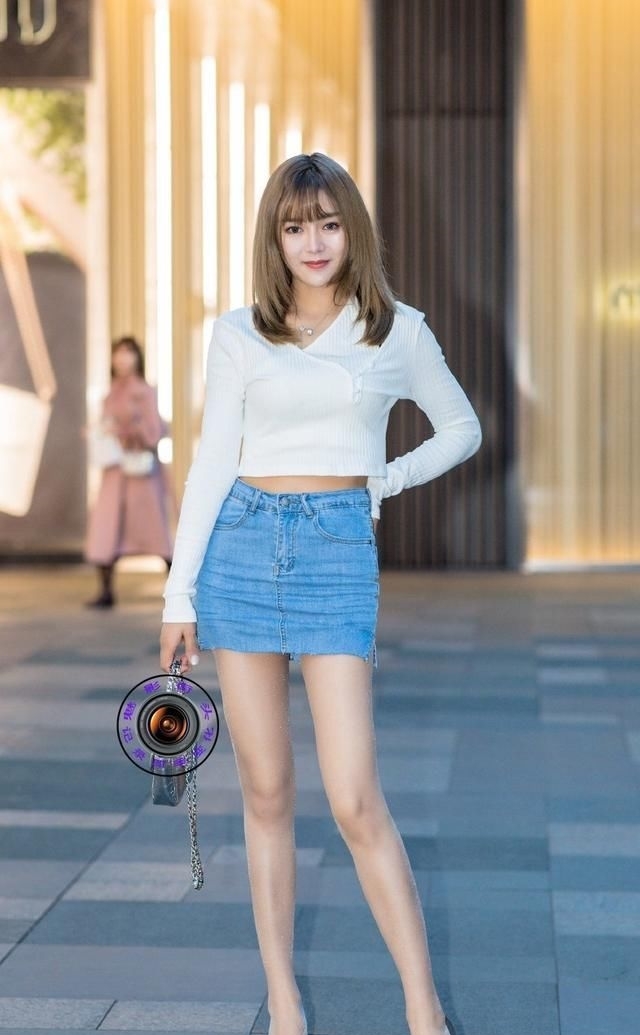 『气质』时尚的姑娘穿尖头细跟鞋逛街,服饰搭配端庄大气,展现成熟气质