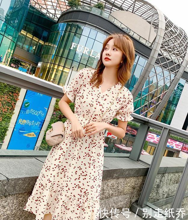 『碎花』「甜美型」雪纺连衣裙穿搭,精美碎花设计,有种不羁的时尚触感