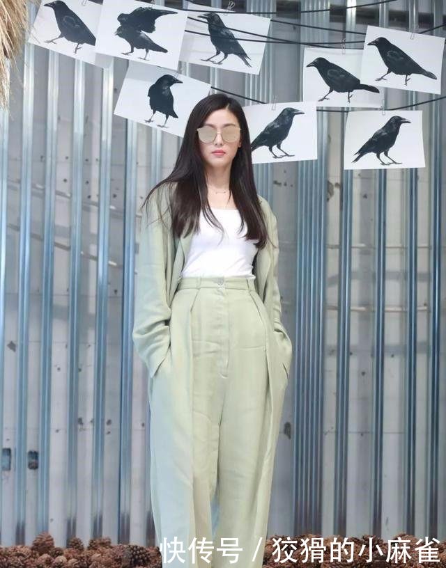 全智贤太拼了, 为了显腿长被勒出“三角区”, 网友: 不难受吗?