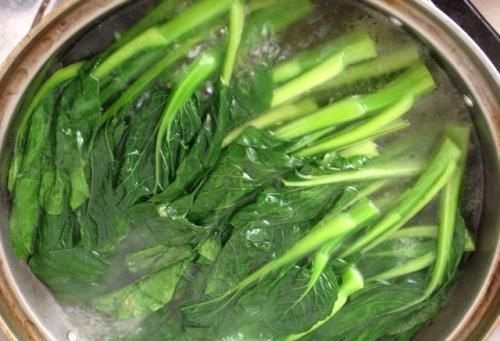 「营养」炒青菜时,先放盐还是出锅前再放盐?吃错了浪费营养,伤害心血管