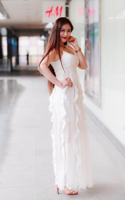 街拍:凸显凹凸有致的完美身材,身材窈窕,女人味十足