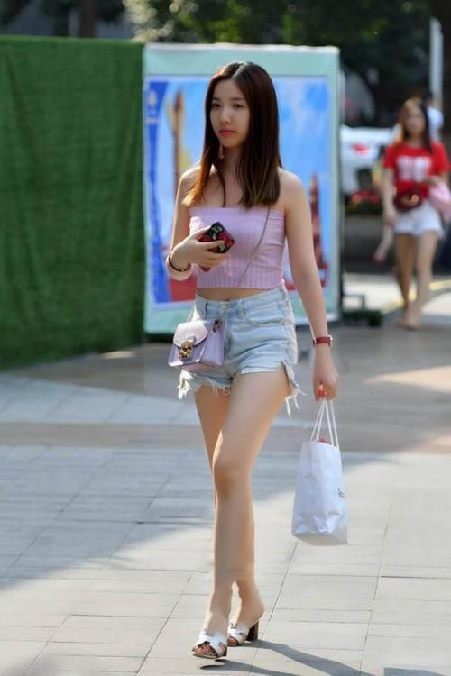 靓丽街拍: 微胖可爱的短裤美女, 大长腿白皙, 脸蛋水嫩颜值高!