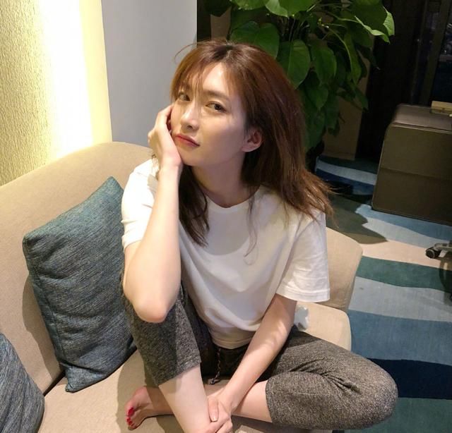 江疏影抹胸短裙成亮点，一圈黑色薄纱系根腰带，上下都像裙摆