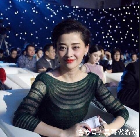  「丈夫」她是章子怡刘烨同学，曾将丈夫捧红却被抛弃，如今45岁成人生赢家
