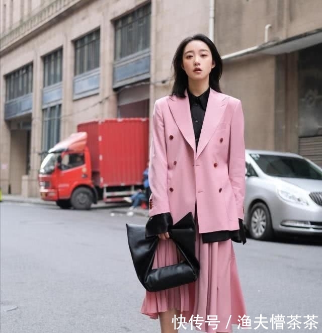  粉色：甜而不腻的粉色系穿搭，今年最全粉色系单品系列，自带甜美少女感