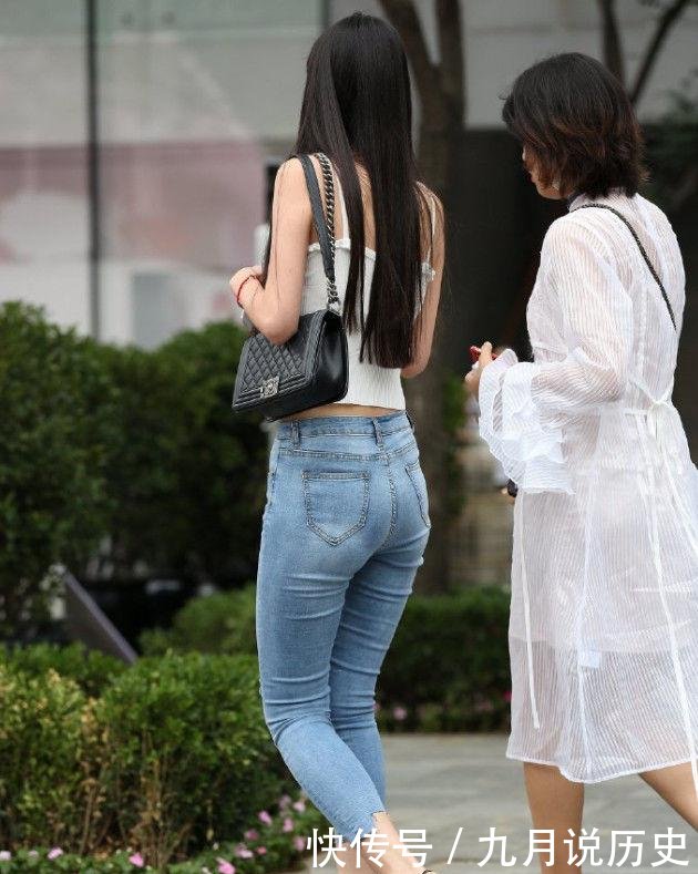  「牛仔裤」小背心牛仔裤，美丽女神真好看，让人赏心阅目