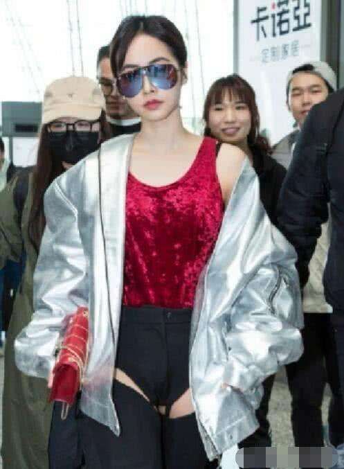 蔡依林穿内裤现身机场凹造型!网友:你已经成功引起了我的注意!