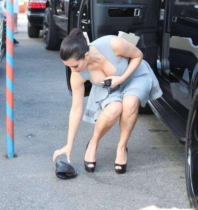 街拍: 外国美女穿裹胸裙出门, 优雅的弯腰礼