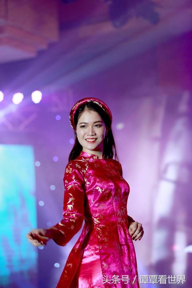 越南胡志明市被称为男人的天堂，奥黛姑娘让游客目不转睛