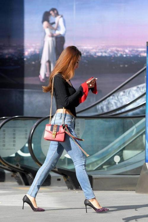 牛仔裤将腿部衬托的恰到好处，怎么搭配都是引人注意的焦点