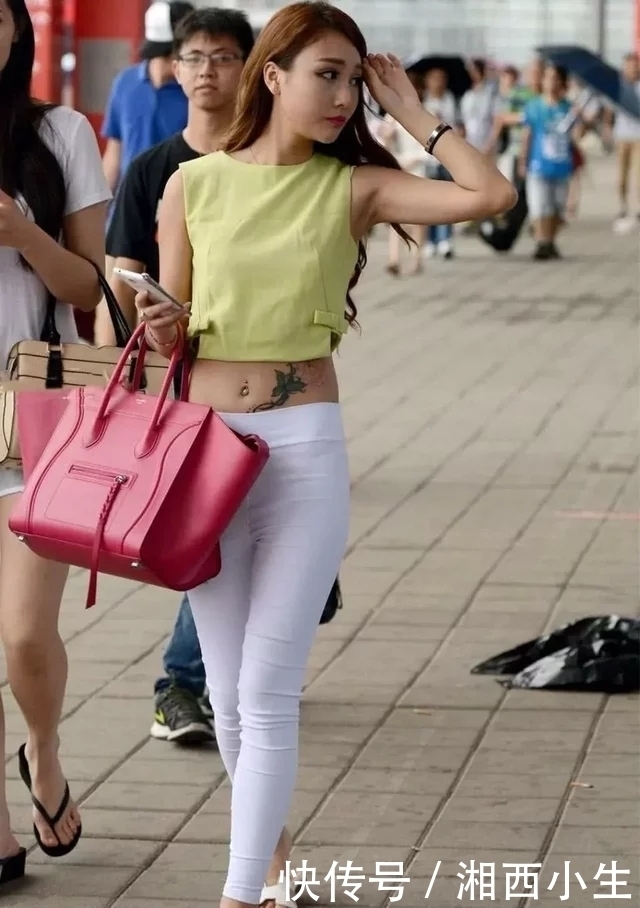 街拍：美女背心搭紧身裤，白绿搭配简约却不失个性！