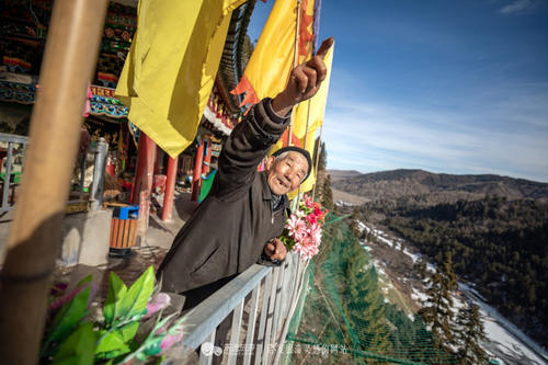 一座佛道共存的寺庙，几位饱经沧桑的信徒