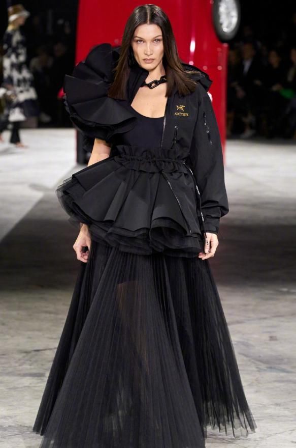  礼服：这大约就是我见过最“潮”的婚纱礼服，“一半运动衣一半长裙”，贼引人注意