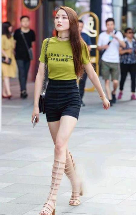 短袖:街拍:香草美人的美女,一件黄绿色的短袖配黑色短裤,青春靓丽范