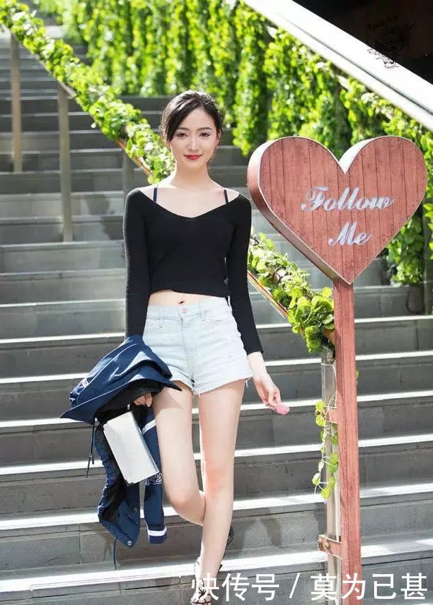 街拍:清凉穿着时尚性感的小姐姐,白皙迷人腿长身姿曼妙!