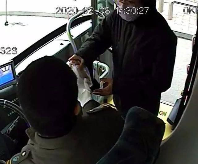  「公交车」济南一公交车上，男子扔下口罩转身就走