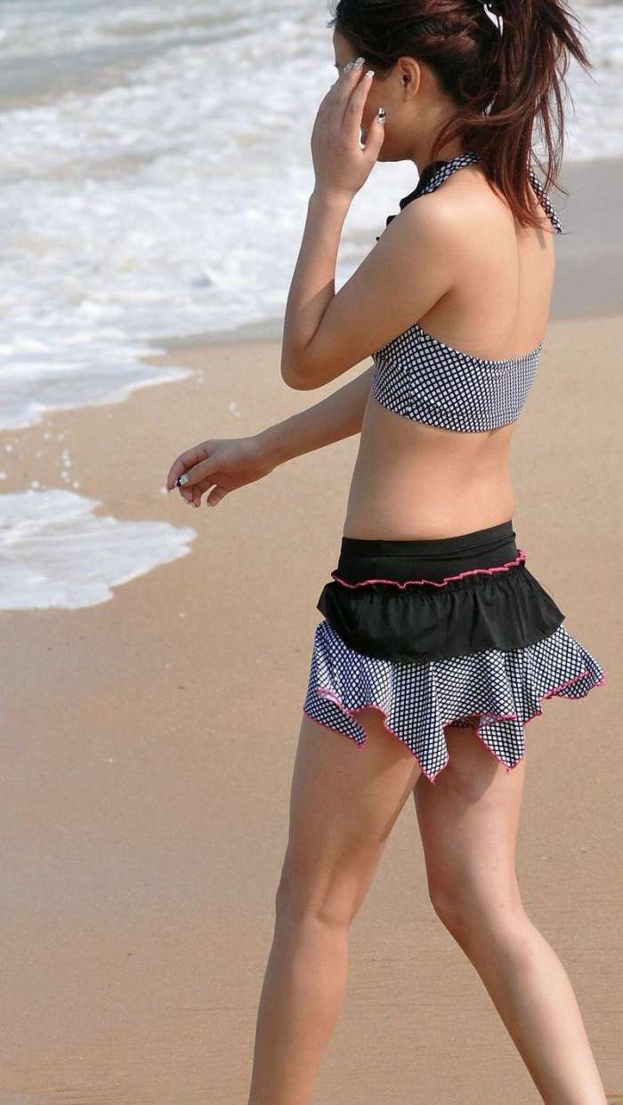 穿上一件漂亮的比基尼在大海中游玩, 是一件多么惬意的事情!