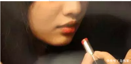 女子作死在嘴巴上涂100层口红, 张嘴的那一刻女子疼的吸凉气